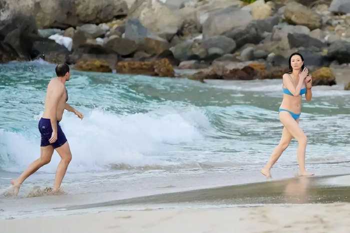 55岁邓文迪和新男友海边跨年！邓姐穿比基尼海滩秀身材，嫩翻了！