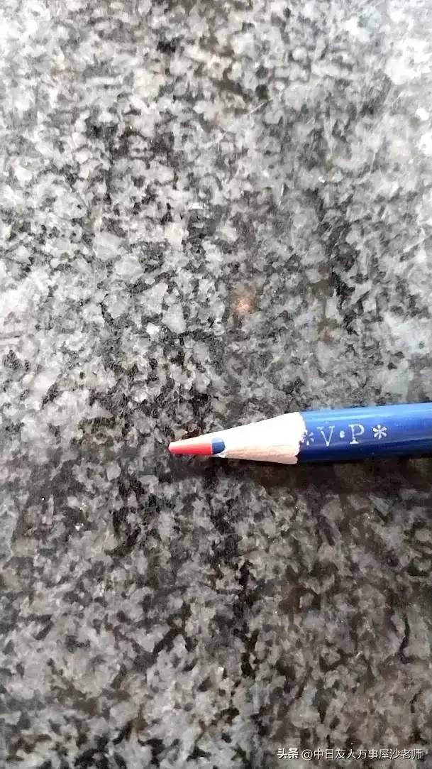 用了15年的网友发现红蓝铅笔真相，一直以为两种笔芯是连在一起的