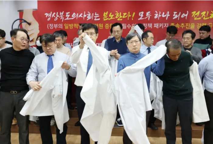 赶走病人集体辞职，年薪20万美元的韩国医生，还有什么不满足？