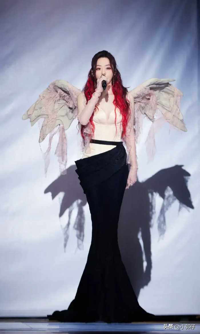 张靓颖龙年深圳演唱会，这穿搭造型堪比时装秀，背的是翅膀吗？