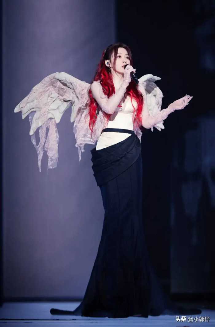 张靓颖龙年深圳演唱会，这穿搭造型堪比时装秀，背的是翅膀吗？